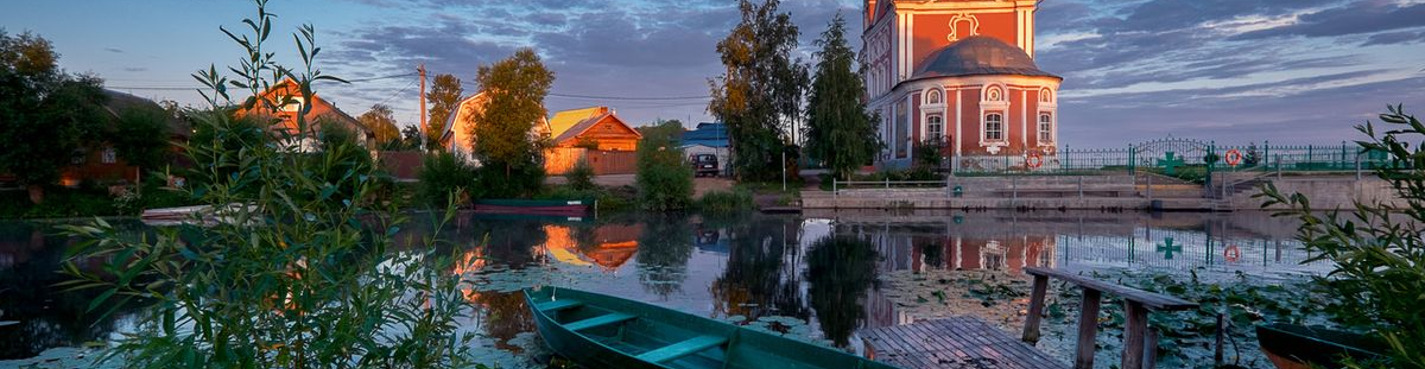 По центру Переславля-Залесского и Плещееву озеру на транспорте туристов
