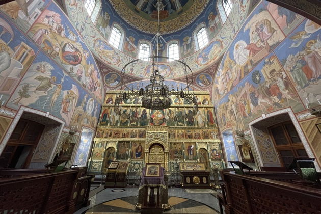 Виды Обители русских чудотворцев: пещерный храм в Талицах