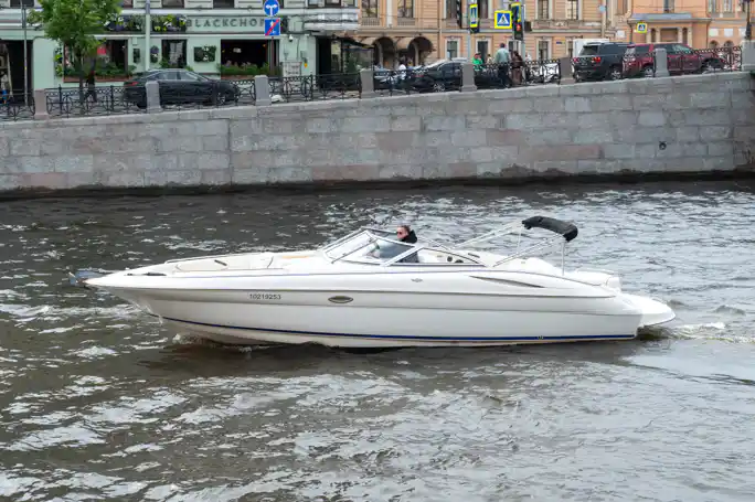 На роскошном катере — по рекам и каналам Санкт-Петербурга