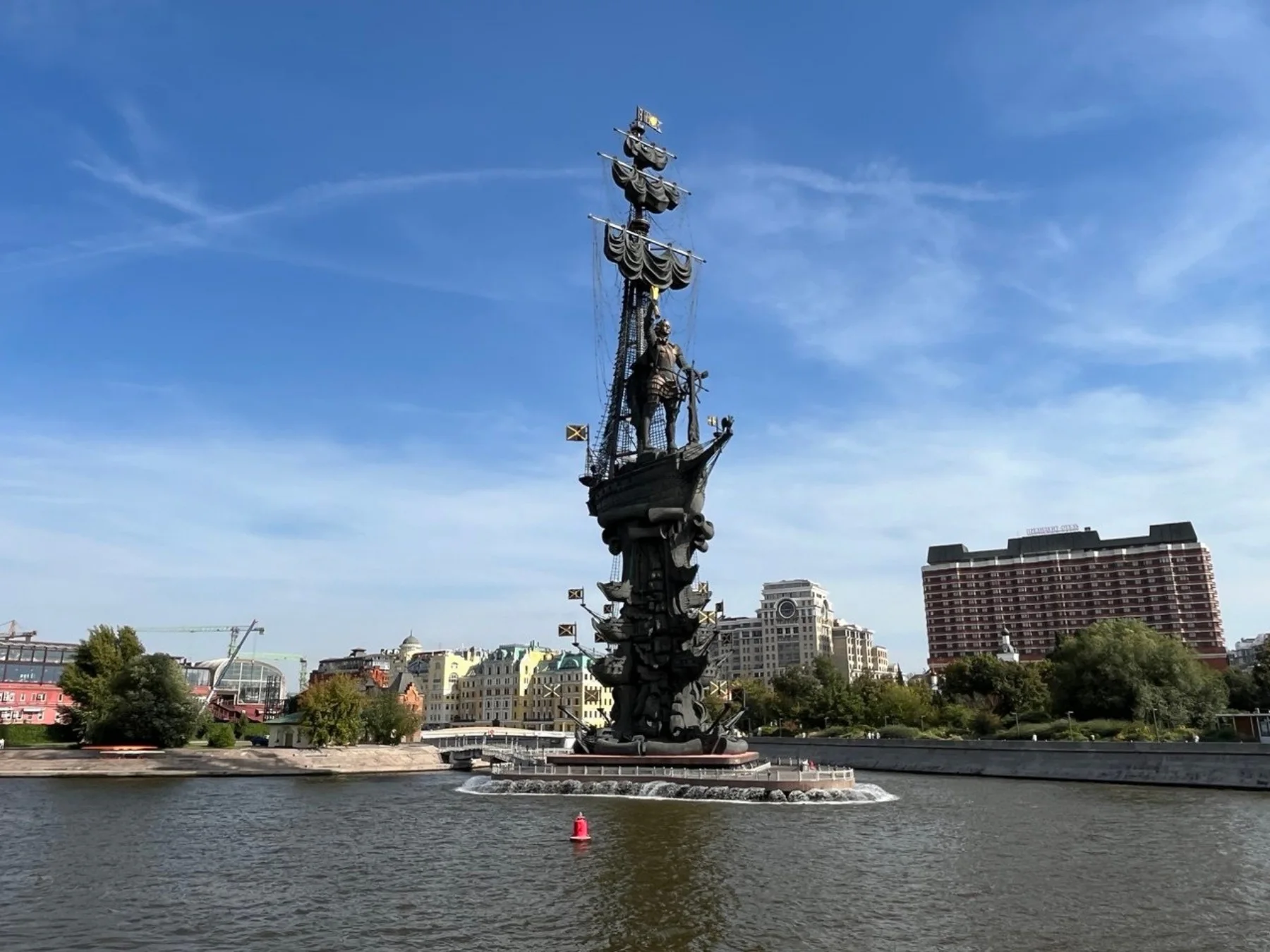 «По самой главной улице Москвы» — круглогодичная речная экскурсия на яхте флотилии «Рэдиссон», кадр 6