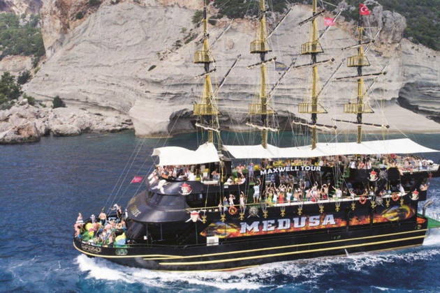 Морская прогулка на пиратской яхте из Анталии