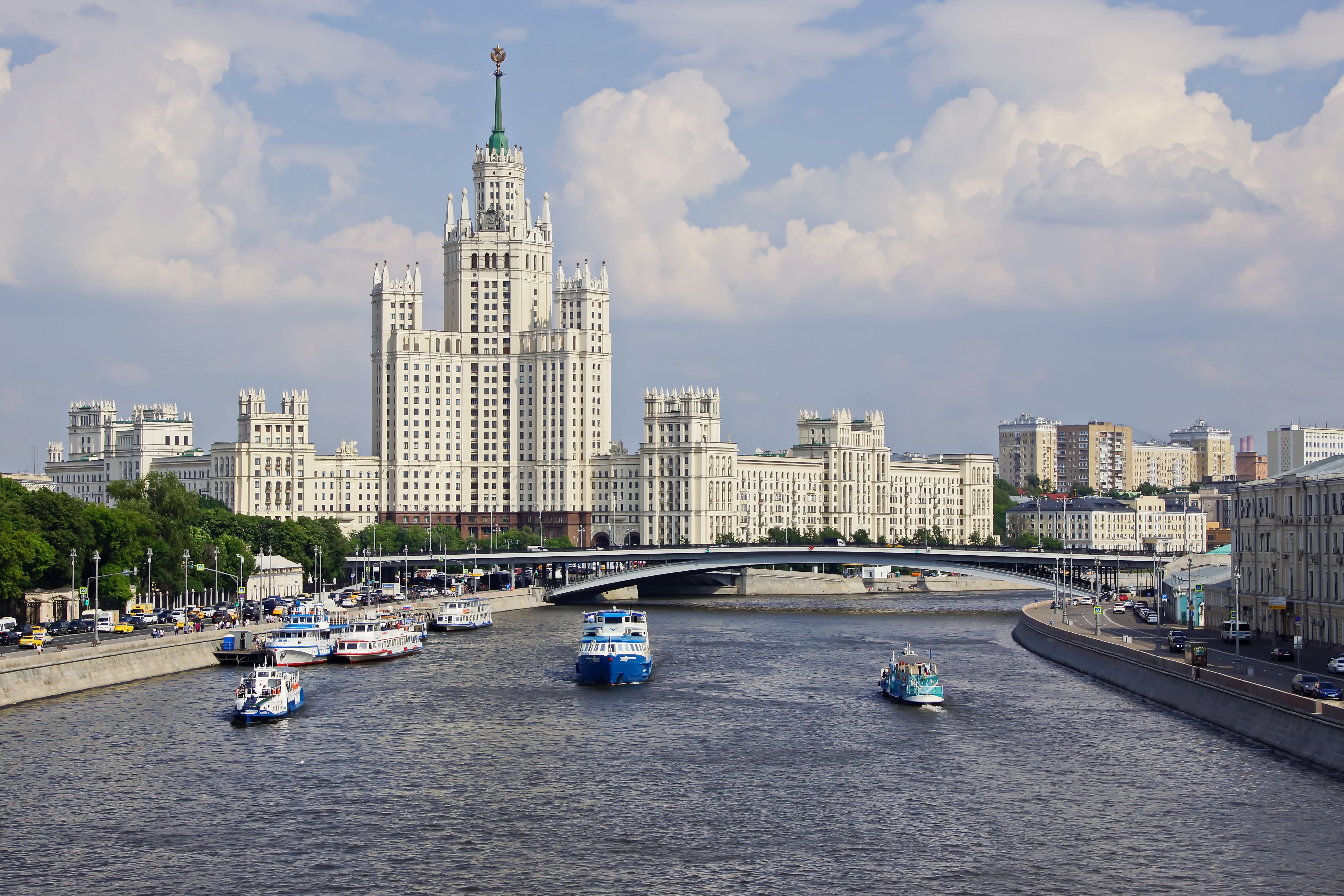 От советских высоток до современного центра — мотопрогулка по Москве