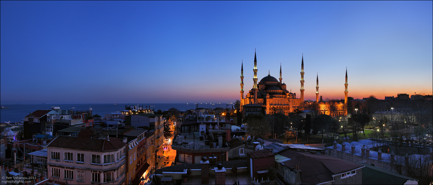 Омск стамбул. Мраморное море Стамбул. Стамбул голубая мечеть море. Топкапы вечером. Мечеть Султанахмет в Стамбуле вечером.