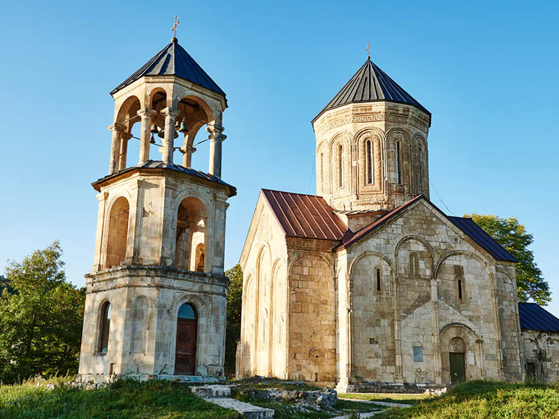 Великолепие Рачи: Кавказские вершины, озера и древние храмы за один день — фото 2, Тбилиси | Покатаем