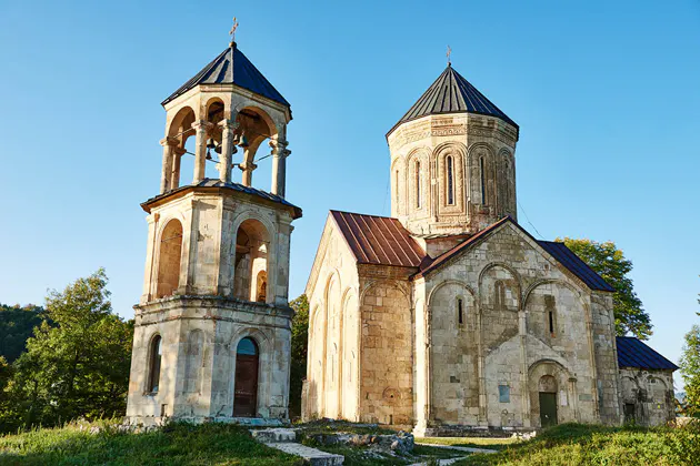 Великолепие Рачи: Кавказские вершины, озера и древние храмы за один день — фото 2