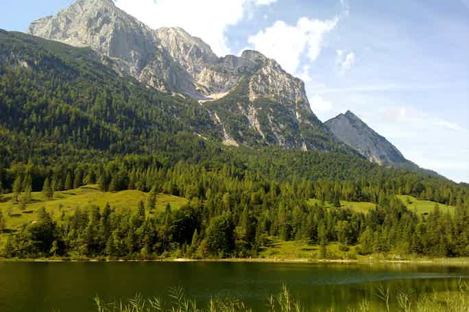 Баварская деревня Миттенвальд - альпийское озеро Лаутерзее - Карвендель
