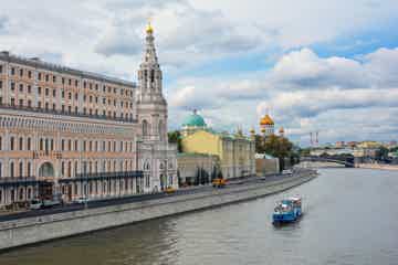 Живописные виды набережных столицы