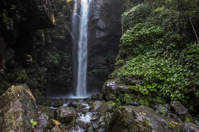 Каскад водопадов города Ткуарчал и город-призрак