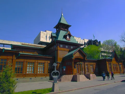 Алматы: от деревянного зодчества к советскому модернизму