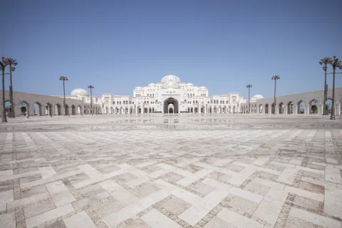 Яркий Абу-Даби и королевский дворец Каср Аль-Ватан