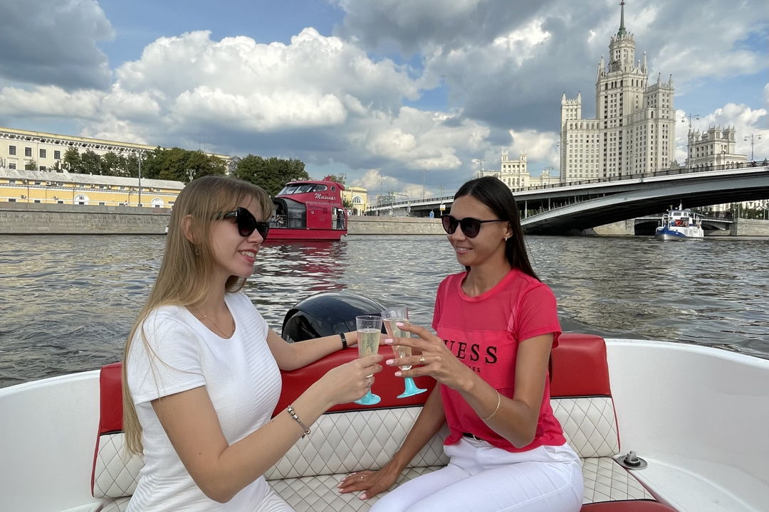 По центру Москвы на катере с капитаном до Лужников или Москва-Сити — фото 7