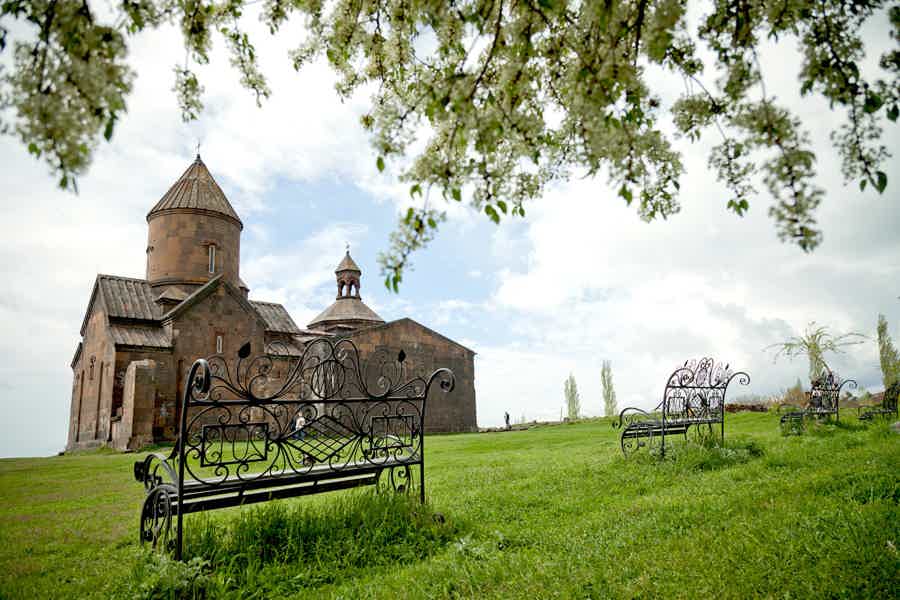 Величественный Амберд: Монастырь Сагмосаванк, Памятник Армянскому Алфавиту - фото 1