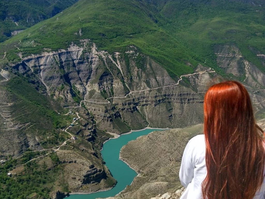 Экскурсии махачкала однодневные. Сулакский каньон и Бархан Сарыкум. Сулакский каньон в Дагестане. Сулакский каньон туристы. Сулакский каньон дорога.