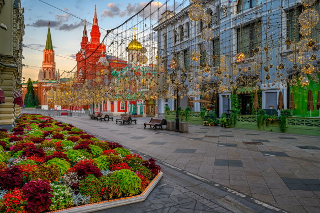«Москва-сити» 19 века: по Никольской улице, ГУМу и Ильинке