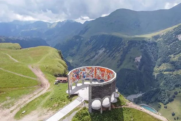 Виды Казбеги.Степанцминда-Травертины Трусо-Гудаури-Пасанаури-Ананури-Жинвали