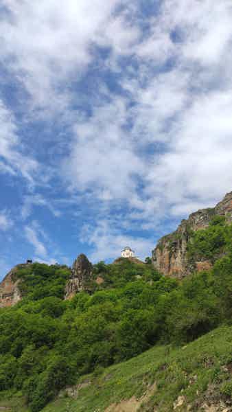 Медовые водопады, гора Кольцо, перевал Гумбаши и древний аланский храм за один день. - фото 1