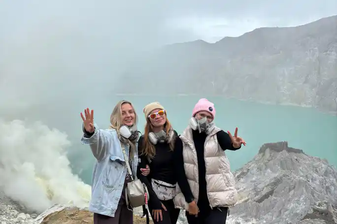 Вулкан Иджен: голубые огни и рассвет