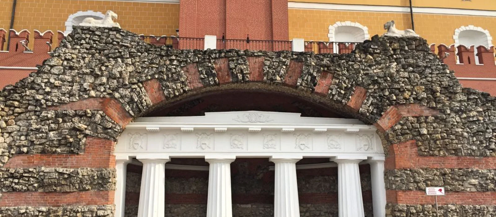 Легенды и мифы Александровского сада: групповая экскурсия — экскурсия, Москва, Россия | Покатаем