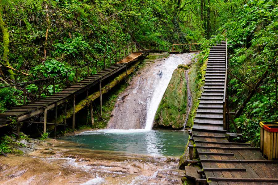 Прогулка по водопадам и сбор сезонных фруктов в Сочи - фото 1