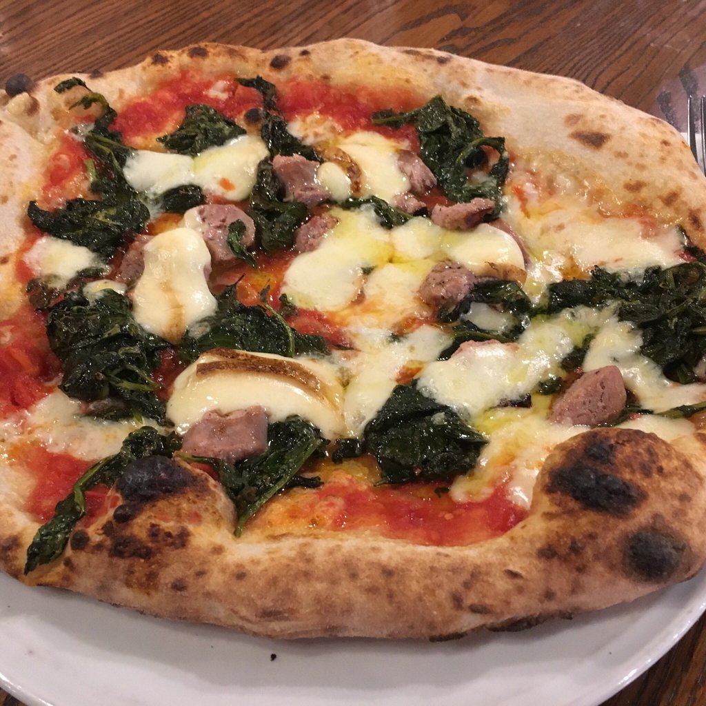 Рецепт неаполитанского теста. Неаполитанская пицца Италия. Неаполь Италия пицца.