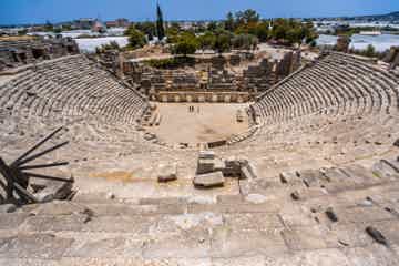 Полюбоваться величественным амфитеатром