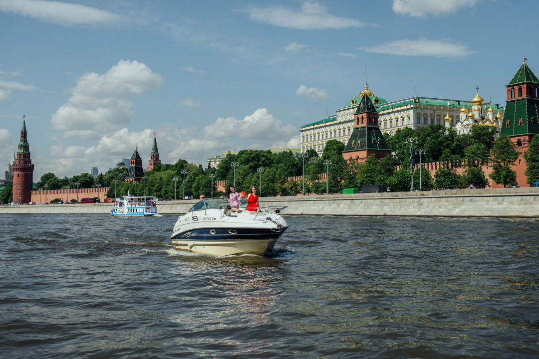 На яхте с капитаном по центру Москвы до Кремля, Лужников или Москва-Сити — фото 7