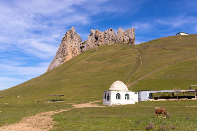 Виды Радужные горы, священная гора «Бешбармаг» и Розовое озеро