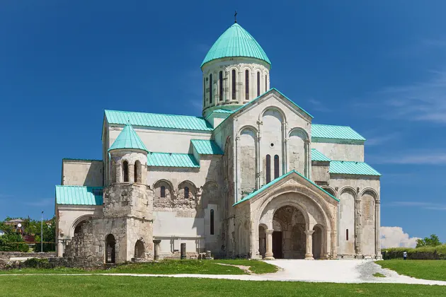Город-призрак Цхалтубо и великие святыни западной Грузии — фото 3