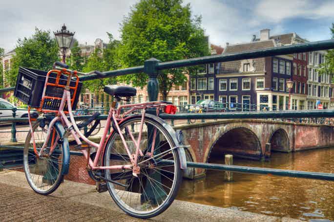 Amsterdam: 2-Hour City Highlights Guided Bike Tour