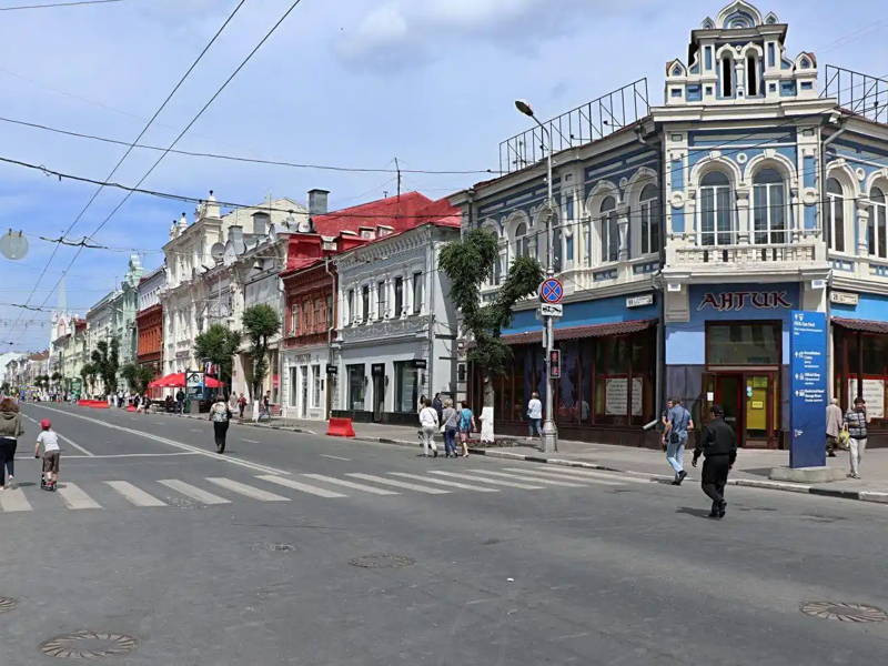 Между трёх площадей по старой Самаре