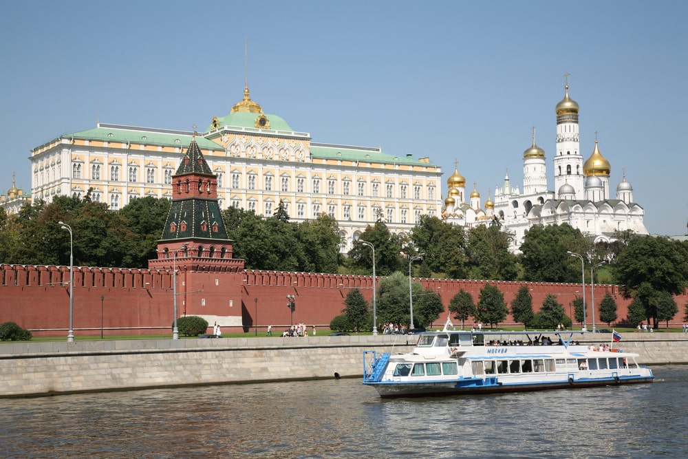 Классический прогулочный теплоход в Москве