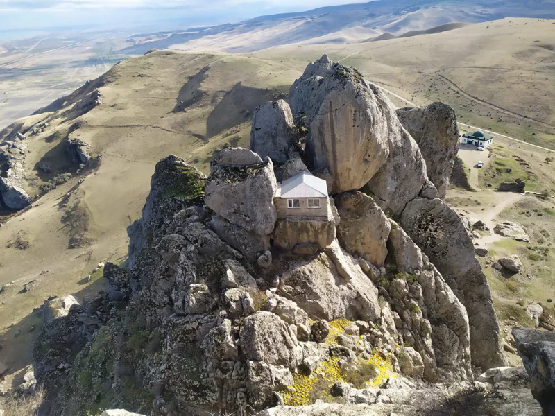 Загадочный край: гора Бешбармаг, Агатовые горы и Розовое озеро — фото 3, Баку | Покатаем