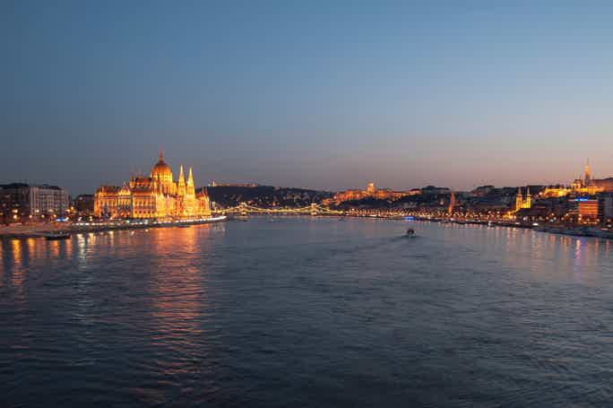 Budapest: Dinner-Bootsfahrt mit Live-Musik