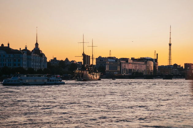 Золотой час Петербурга: Экскурсия на теплоходе по Неве