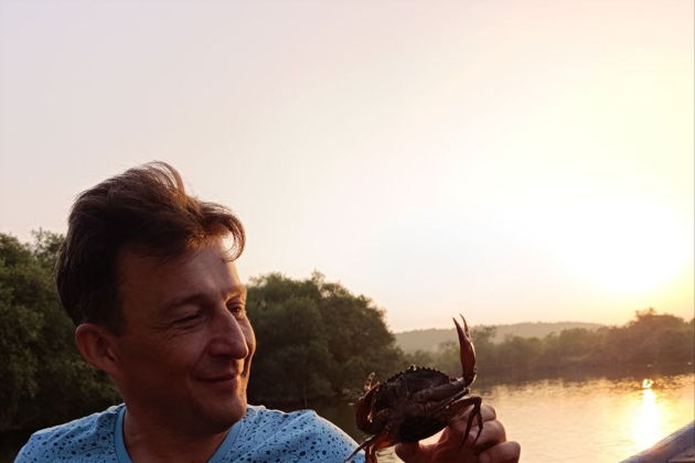 Ловля крабов на лодке и вкусный ужин на берегу океана