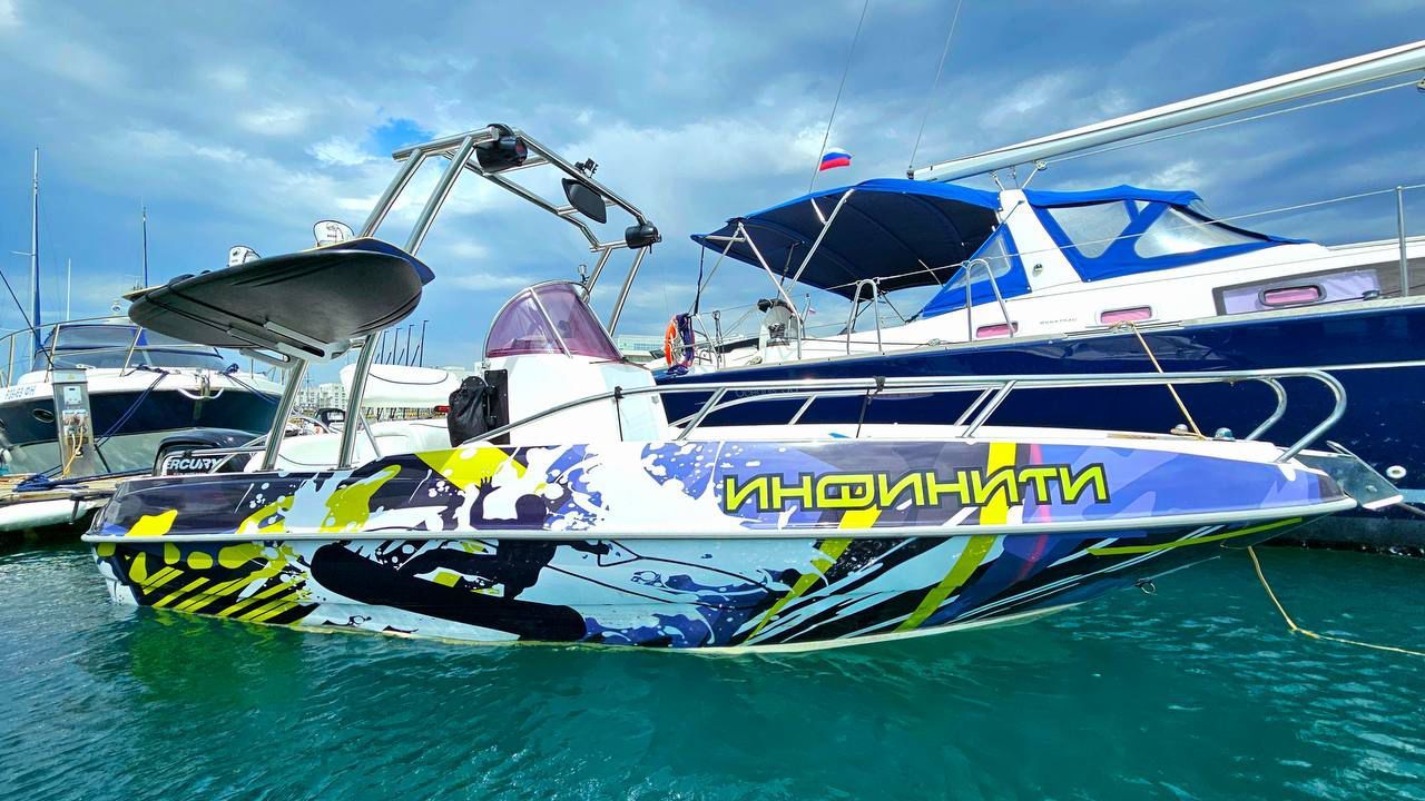 Вейкборд и аренда скоростного катера Инфинити