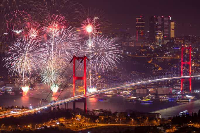 Новогодняя программа 2023: ночной круиз по Босфору