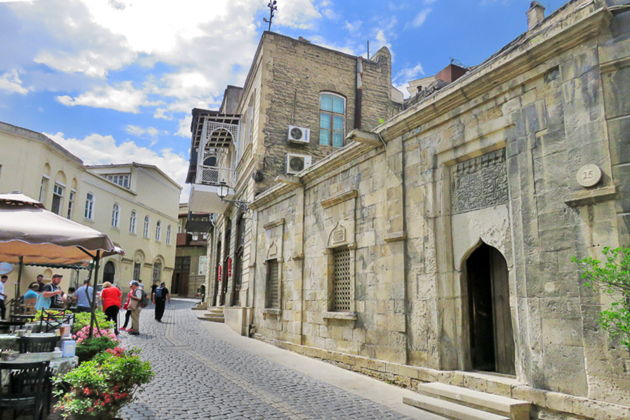 Виды Старый город и современный Баку в деталях