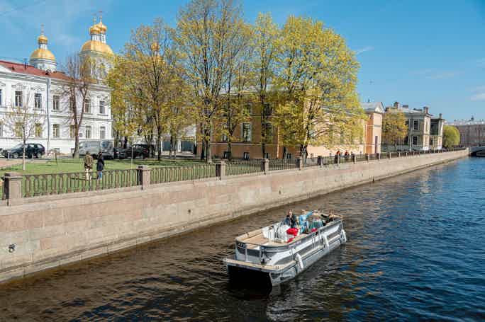 Аренда катера для прогулки по рекам и каналам Петербурга 