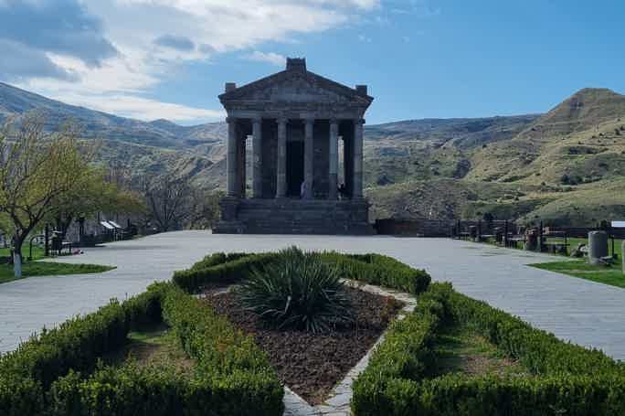 Знакомство с Арменией: Храм Гарни, монастырь Гегард и озеро Севан