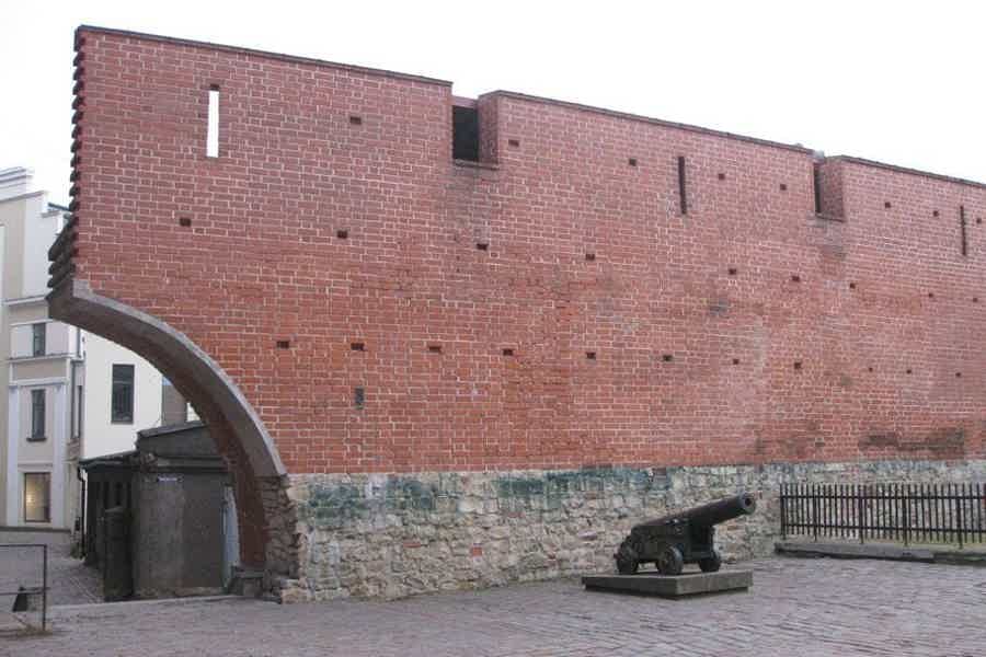 Вдоль крепостных стен Старого города. - фото 6