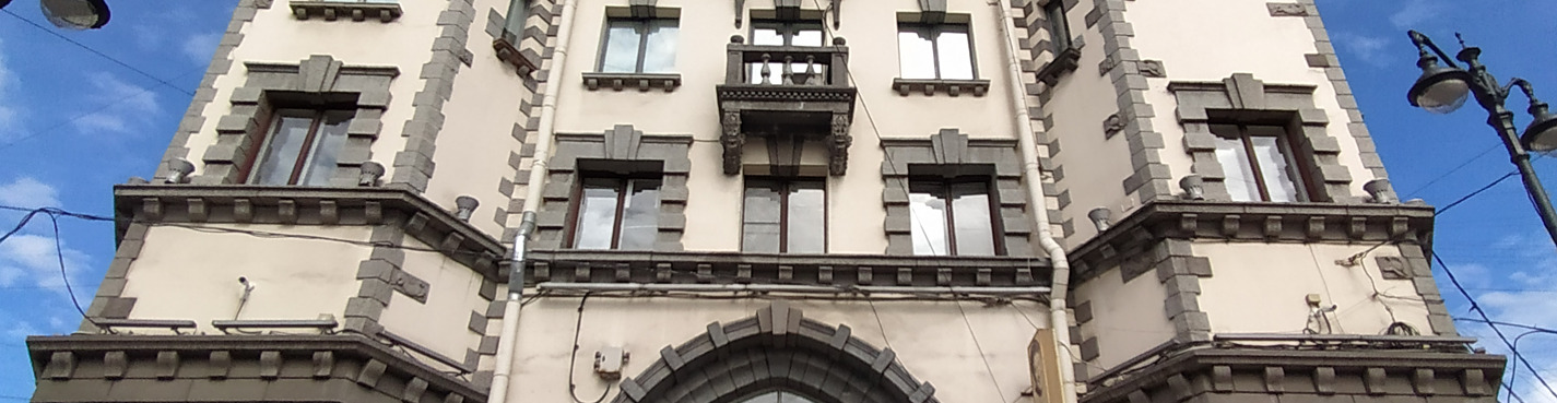 Экскурсия по Петроградской стороне, проходные дворы и парадные.