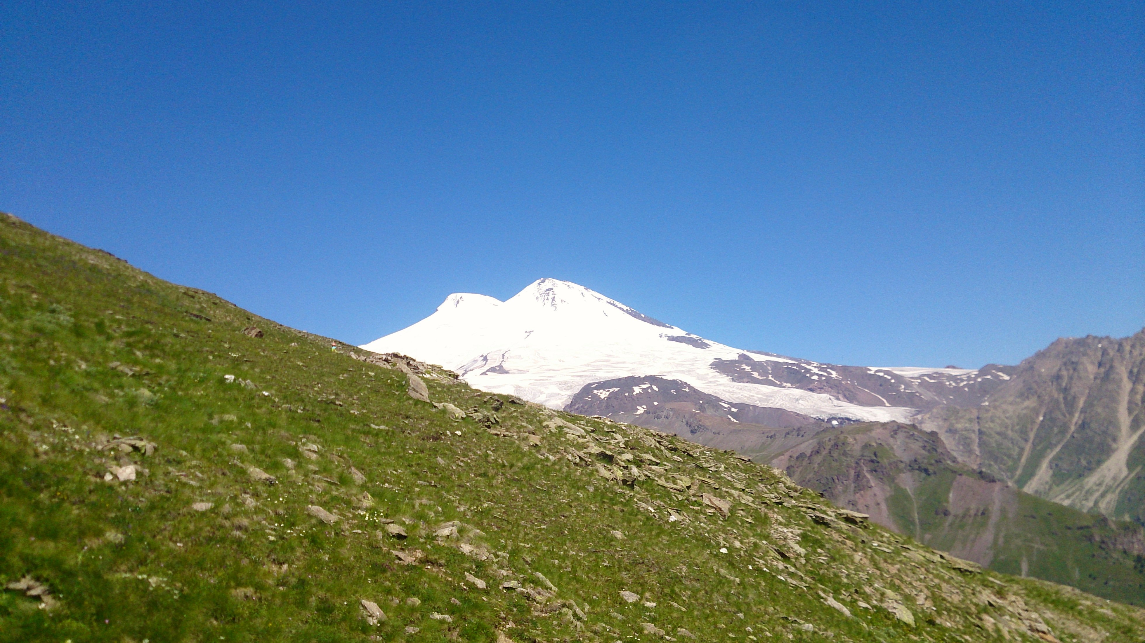 Кисловодск эльбрус экскурсия цена 2024. Эльбрус экскурсия из Кисловодска. Эльбрус из Пятигорска. Красивый вид с горы Эльбрус перспектива. Красивое фото Эльбруса самая высокая гора в Европе 5642 м.