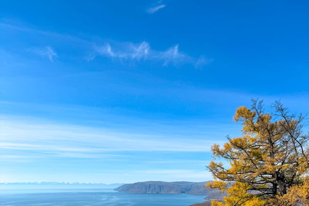 Виды Осенний Байкал в Листвянке и исток Ангары