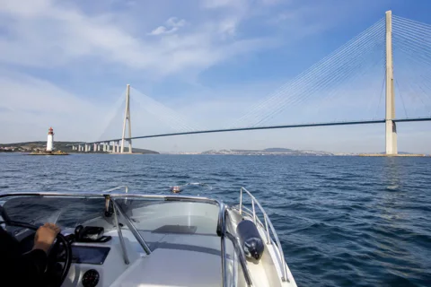 Морская прогулка: мосты, маяки и остров Русский