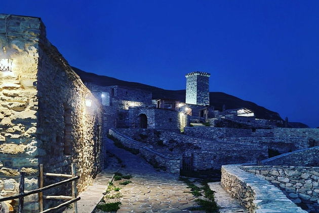 Виды Ослепительно-бирюзовое озеро  Казеной-Ам и город-музей Хой. 