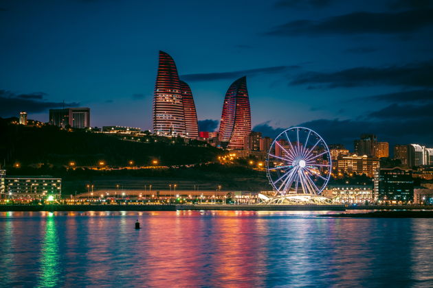 Виды Ночной Баку: огни загораются ночью