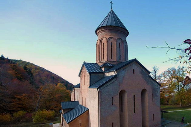 Виды Храмы Дзамского ущелья и горное озеро Батети