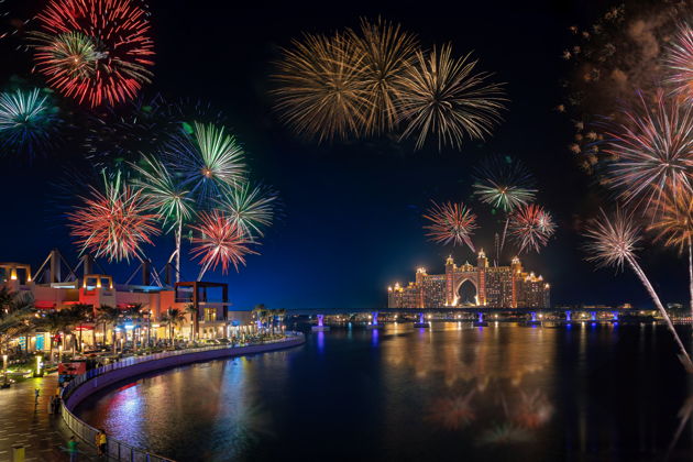 Виды Новый год на яхте в Дубае — фейерверки и барбекю под звёздами
