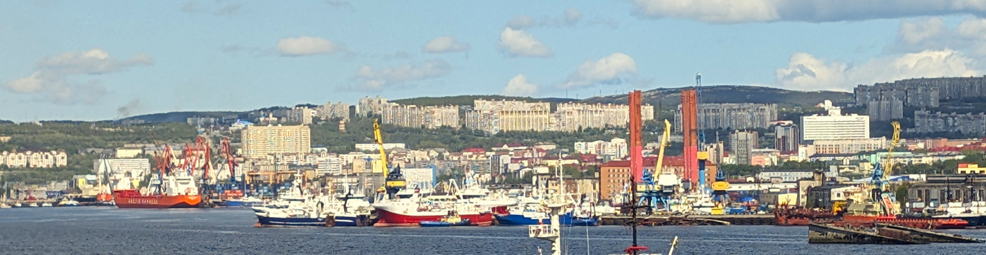 Взгляд на Мурманск через залив — панорамы, корабли, причалы..